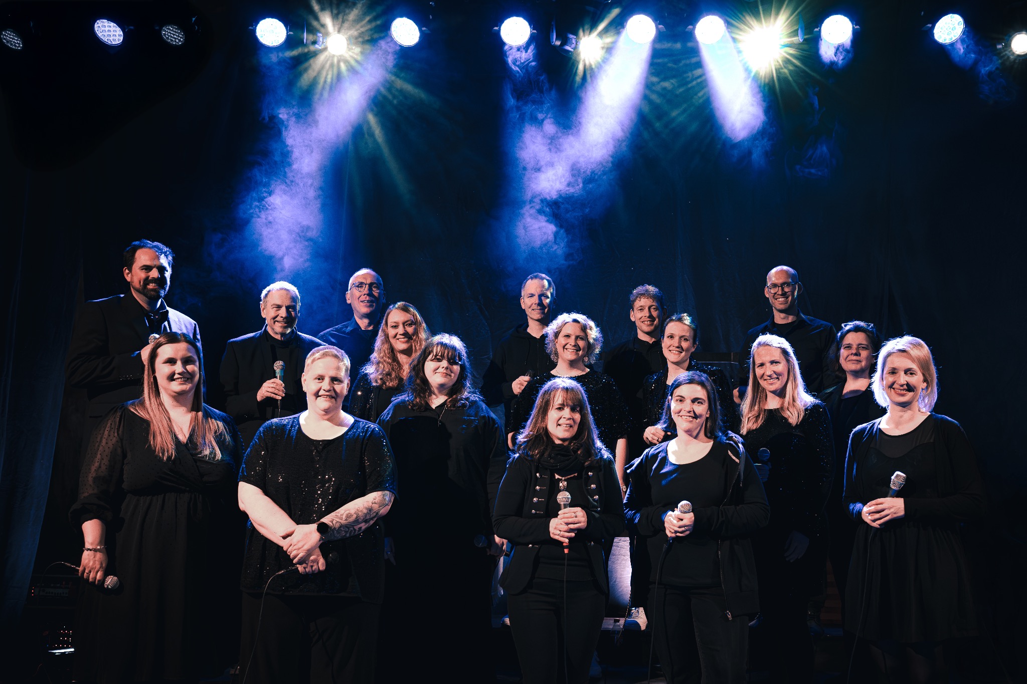 Voices of Worship auf der Bühne im blauen Scheinwerferlicht